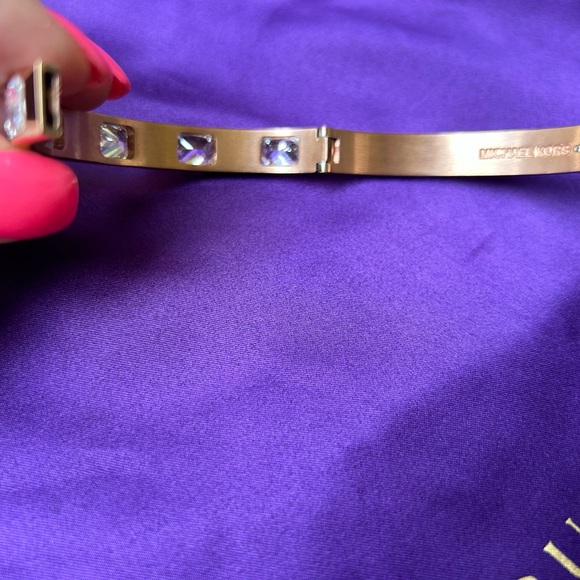 Michael Kors Luxury Bracelet 🔆 Gorgeous Glistening Rhinestones Set this apart - Picture 7 of 9
